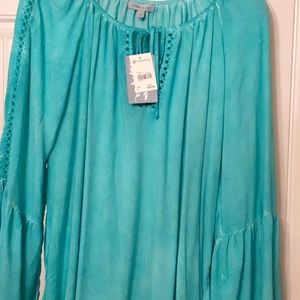 NWT Floral & Ivy bell sleeve top